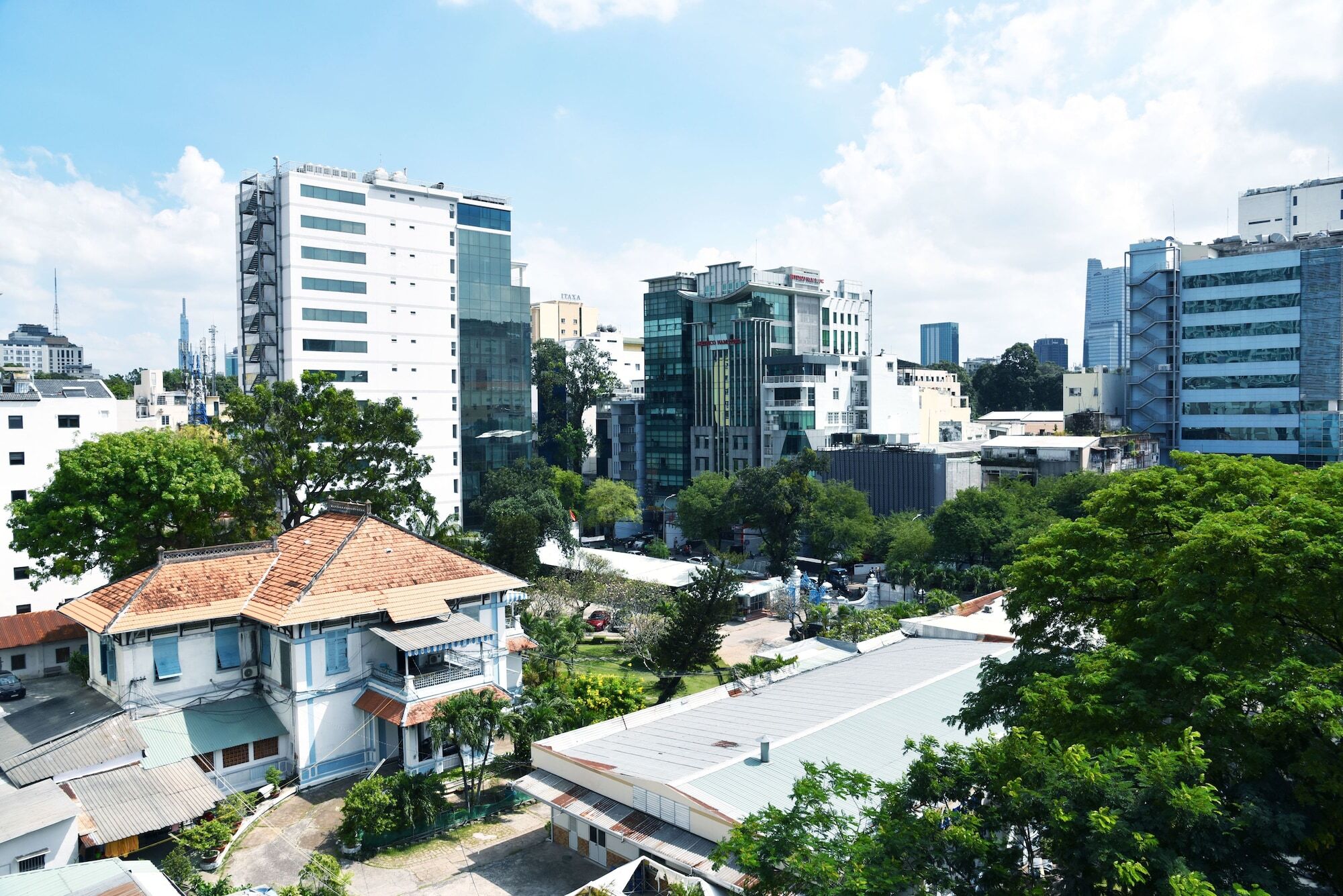 Cozrum Homes Truong Dinh Хошимин Экстерьер фото